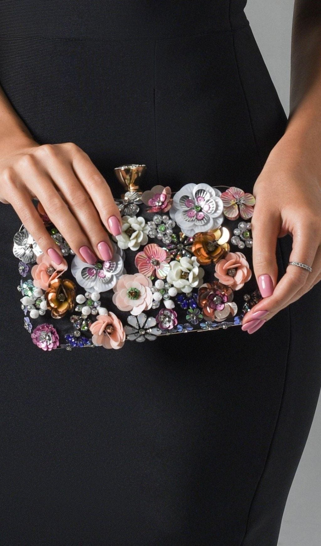 FLORAL ENBROIDERY CLUTCH - PINK