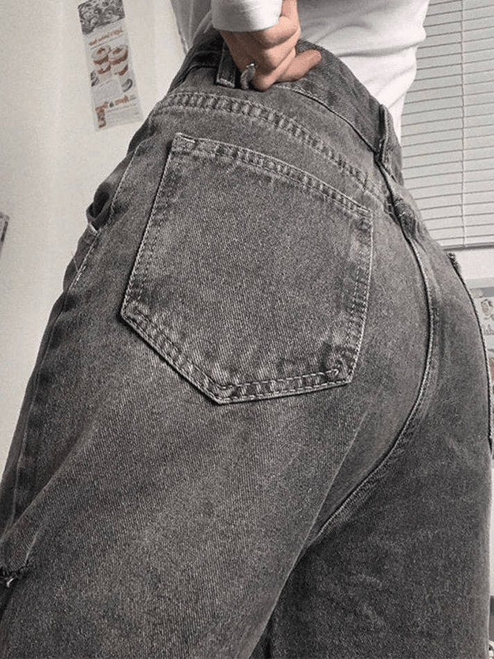 Ausgefranste, zerrissene Jeans im Vintage-Waschungsstil