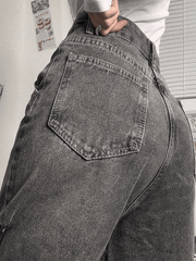 Ausgefranste, zerrissene Jeans im Vintage-Waschungsstil
